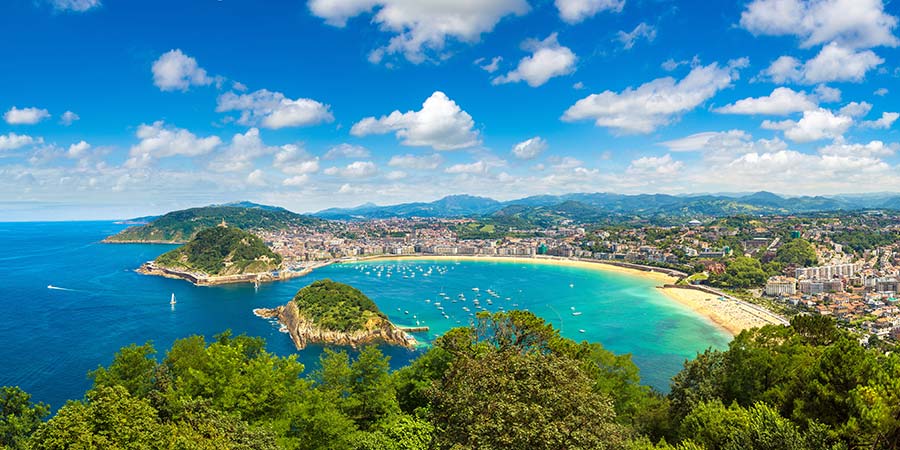 The gorgeous turquoise waters of San Sebastián sit next to golden sandy beaches and luscious greenery. 